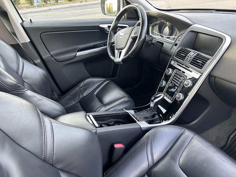Volvo XC60 2.4 D5 Summum Polestar AWD  - fotka 16 z 33