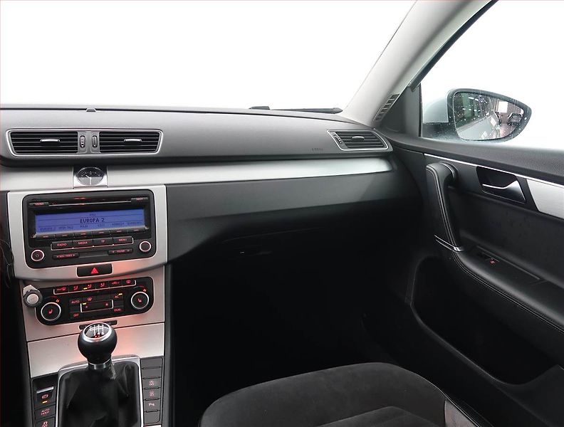 Volkswagen Passat (2011) 2.0 TDI, 4X4, Xenony - fotka 8 z 18