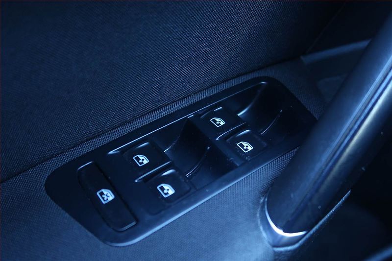 Volkswagen Golf (2020) 2.0 TDI, Automat, Navi - fotka 20 z 22