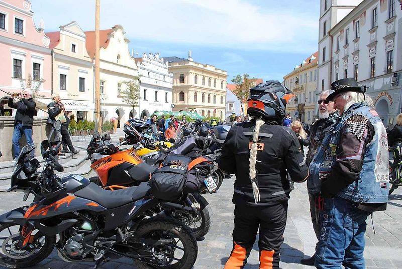 Třeboňské Masarykovo náměstí bylo motorkami doslova našlapané. Stovkám strojů požehnal tamní kaplan Jiří Kalaš.