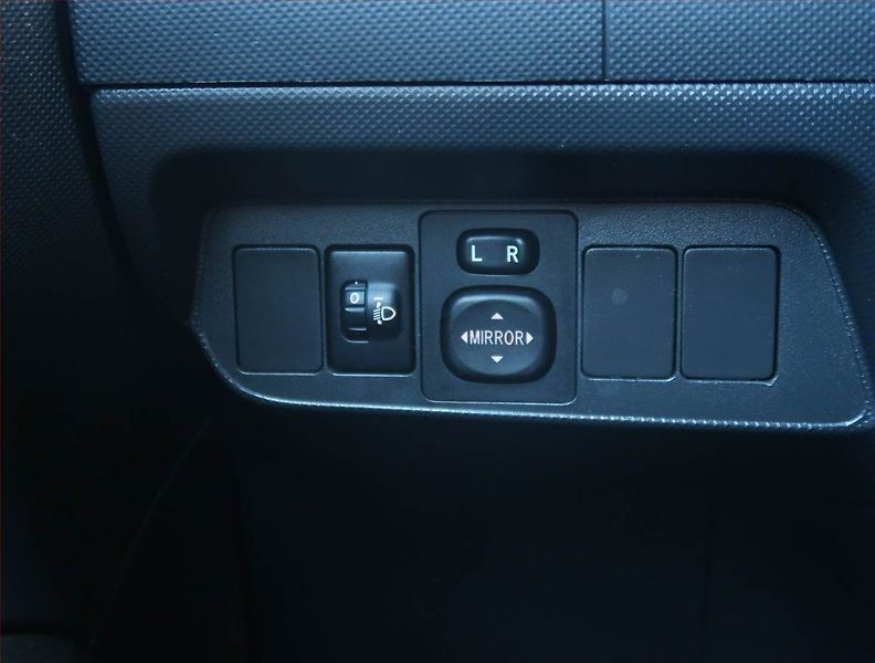 Toyota Auris (2010) 1.6 Valvematic - fotka 17 z 18