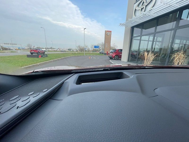 Toyota C-HR 2.0 Hybrid automat Tokio Editi - fotka 25 z 33