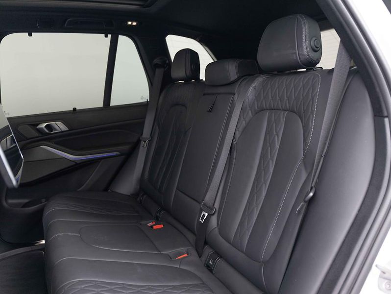 BMW X5 M50i - fotka 22 z 23