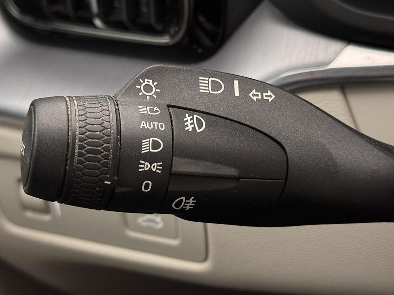 Volvo XC60 B4 AWD MOMENTUM PRO REZERVACE - fotka 25 z 43