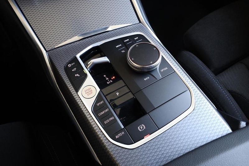 BMW Řada 3 320d xDrive Touring - fotka 10 z 24