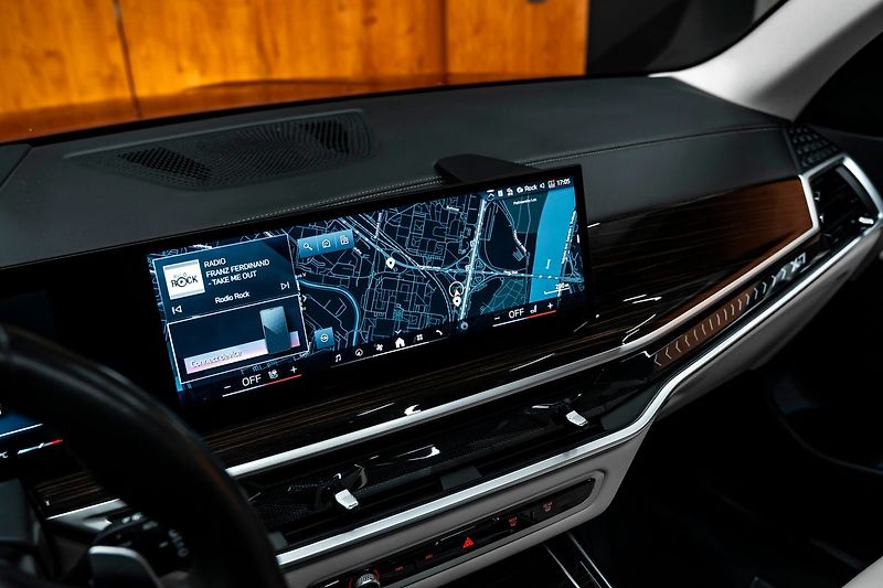 BMW X7 40i - fotka 11 z 27