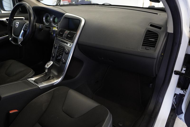 Volvo XC60 D4 AWD MOMENTUM AUT. - fotka 25 z 26