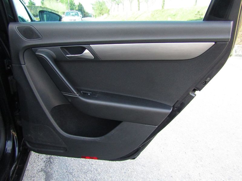 Volkswagen Passat (2011) 1.6 TDI 77kW - fotka 25 z 45