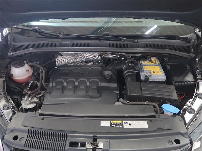 Volkswagen Sharan 2,0 TDI Highline LED panorama - fotka 9 z 39