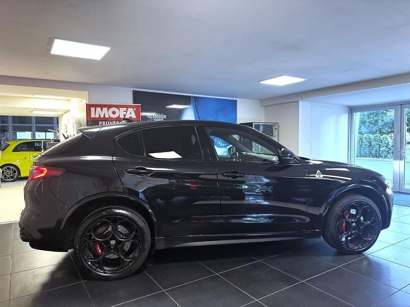 Alfa Romeo Stelvio (2025) 2.9 V6 BiTurbo 520k QV Carbon - fotka 4 z 28