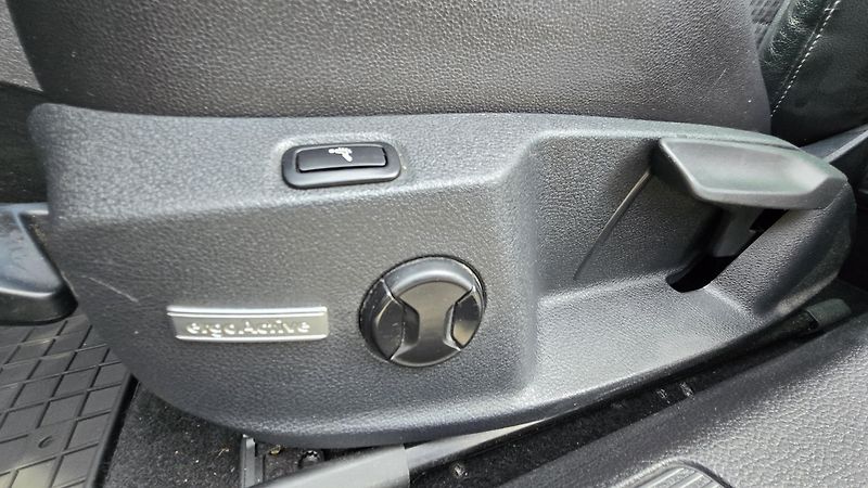 Volkswagen Golf 1.6TDI  DSG COMFORT 77KW - fotka 44 z 44