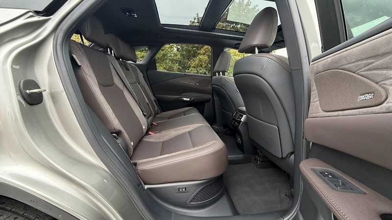 Lexus RX 450h plus 450H+ 2,5 PHEV LUXURY PANORAMI - fotka 23 z 31