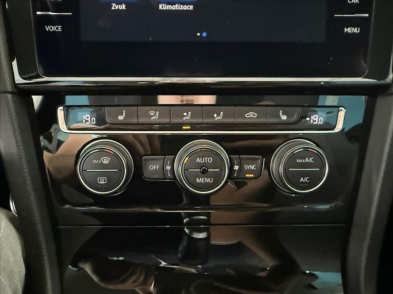 Volkswagen Golf 1,5   TSI 110kW,SOUND,SERVISKA - fotka 21 z 27