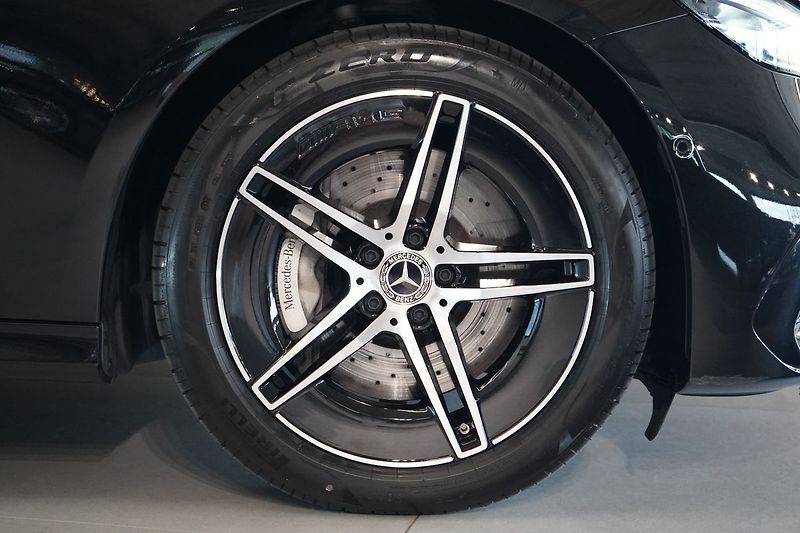 Mercedes-Benz Třídy E 220d 4MATIC AMG, Pano, Tažné - fotka 7 z 49