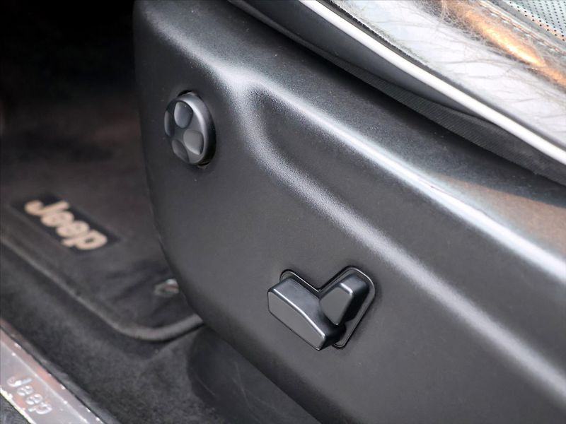 Jeep Grand Cherokee 3.0 CRD 177kW Overland 4WD Aut - fotka 18 z 37