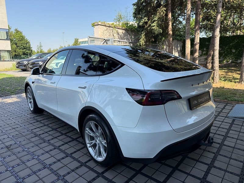 Tesla Model Y Standrart Range LFP Tažné - fotka 4 z 43