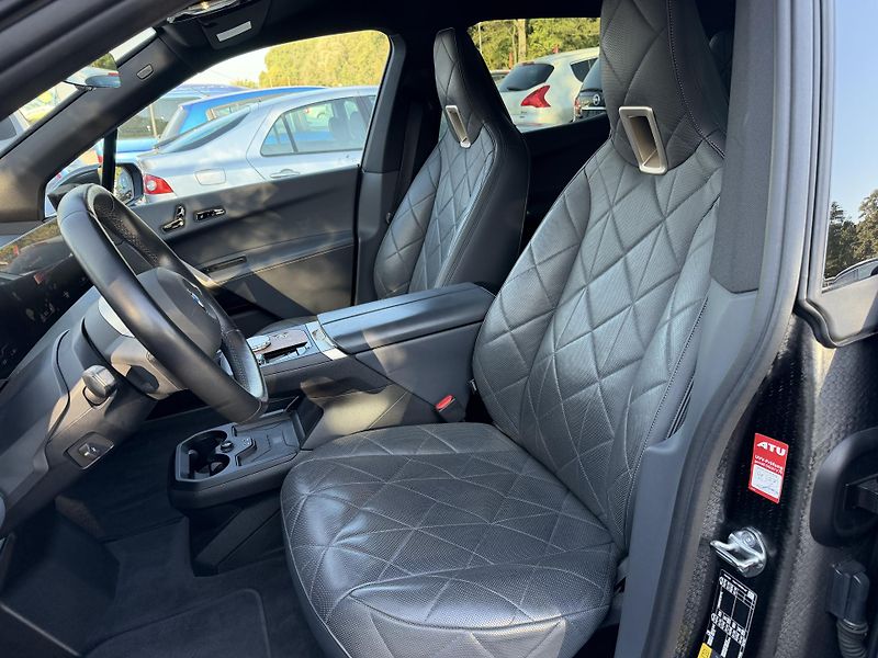 BMW iX xDrive40 SPORT H&K SkyLounge - fotka 23 z 33