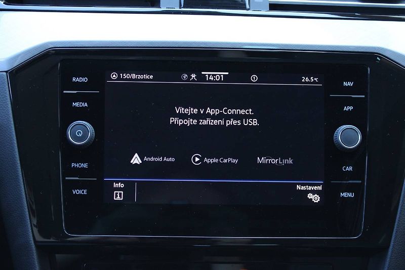 Volkswagen Passat (2022) 1.5 TSI 110kW DSG Head UP disp - fotka 10 z 35