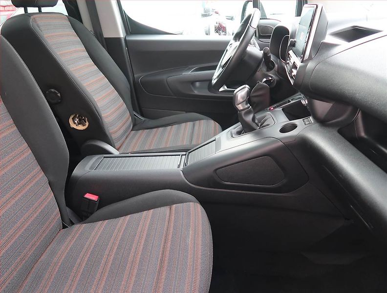 Opel Combo (2018) 1.5 CDTI, 5Míst, 1Maj - fotka 9 z 13