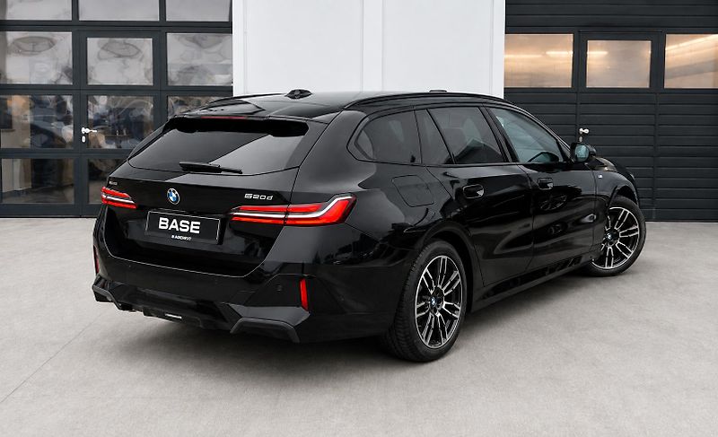 BMW Řada 5 520d xDrive Touring M-Sport - fotka 4 z 31