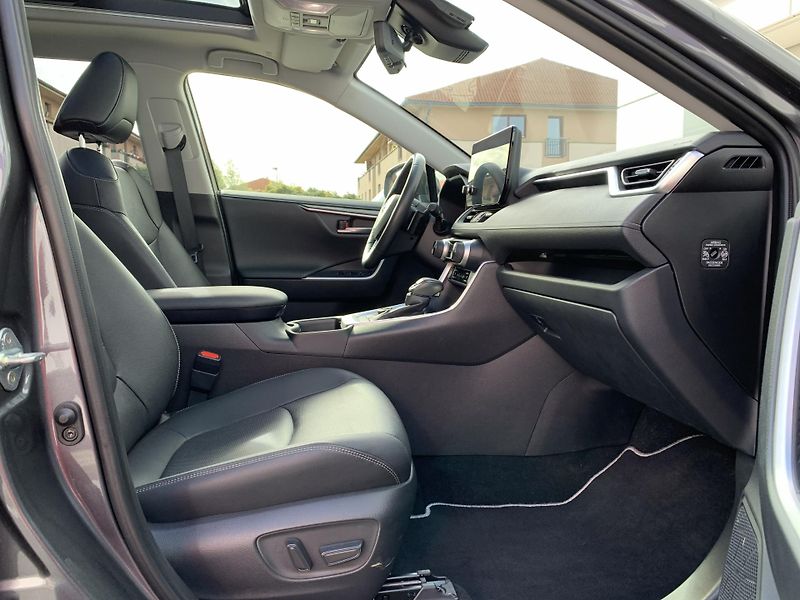 Toyota RAV4 EXECUTIVE SKYVIEW 2.5 HEV 4WD - fotka 15 z 37