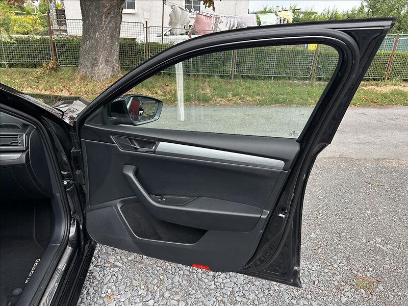 Škoda Superb 2,0 TDi DSG  BIXEN NAVI 1xMaji - fotka 29 z 50