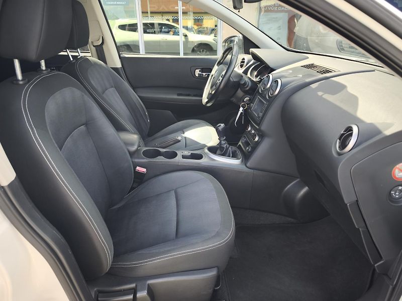 Nissan Qashqai 2010 2.0 dCi 4x2 7 MÍST (+2) - fotka 17 z 33
