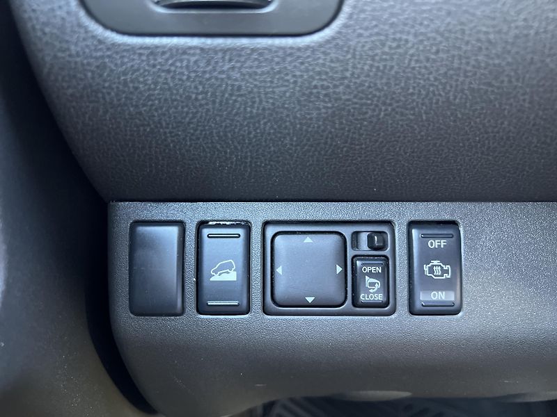 Nissan Pathfinder 2.5DCi 4x4 AUTOMAT 7MÍST  - fotka 12 z 43