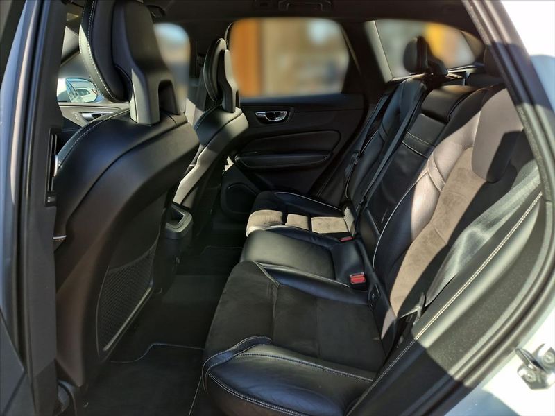 Volvo XC60 2,0 D4 AWD R-Design - fotka 10 z 18