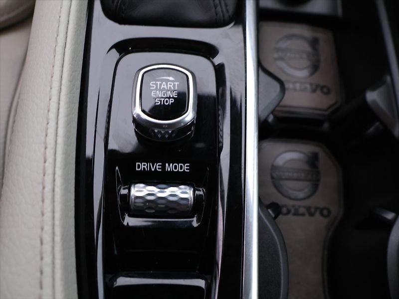 Volvo V90 2,0 D4 140kW Drive-E Momentum - fotka 21 z 29