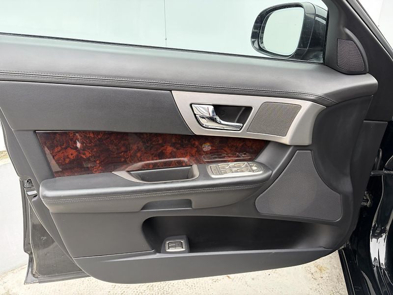 Jaguar XF (2010) 3.0 V6D - fotka 14 z 28
