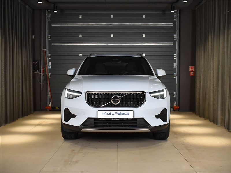 Volvo XC40 (2026) 2,0 B3  Core - fotka 6 z 24