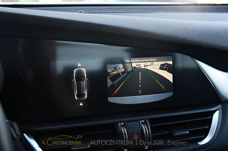 Alfa Romeo Giulia 2.0 TURBO 16V 206kW Q4 VELOCE - fotka 27 z 42