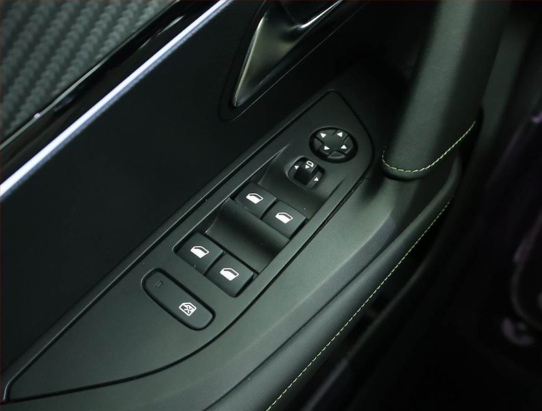 Peugeot 2008 (2023) GT 54 kWh, SoH 94% - fotka 16 z 20