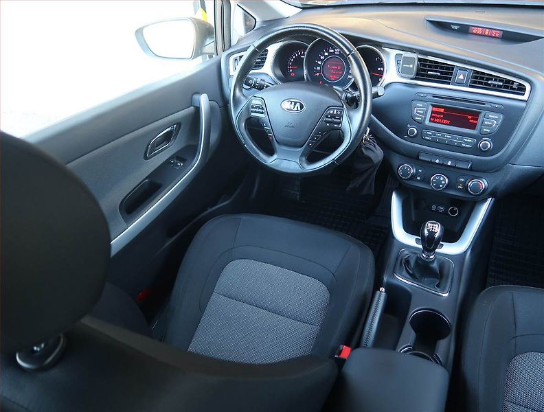 Kia Ceed (2016) 1.4 CVVT, Serv.kniha, Tempomat - fotka 7 z 16