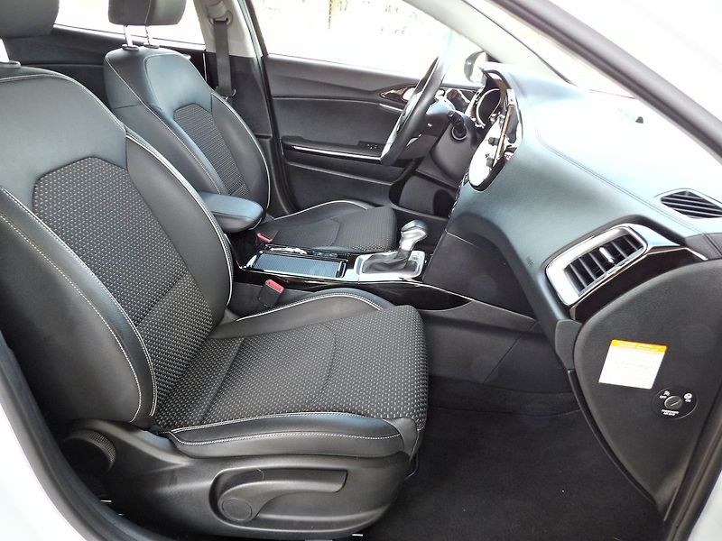 Kia Ceed 1.6GDI PHEV Comfort Tažné - fotka 22 z 36