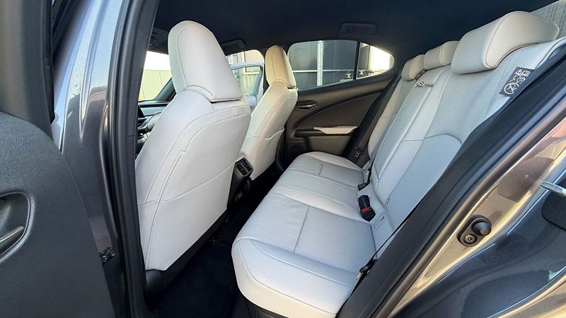 Lexus UX 300h 300H 2,0 HEV PRESTIGE 4X4 - fotka 18 z 27