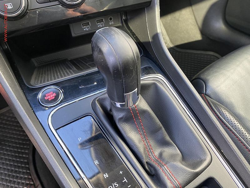 Seat Leon (2019) 2.0 TDi, FR, DSG, kůže, panor - fotka 16 z 19