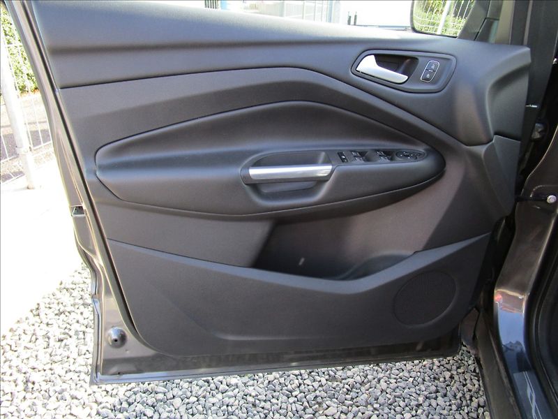 Ford Kuga 2.0TDCi 132kW AWD, automat - fotka 16 z 41