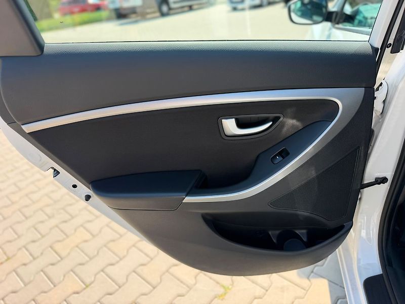 Hyundai i30 1.4CVVT 100 MAN6 Trikolor - fotka 20 z 25