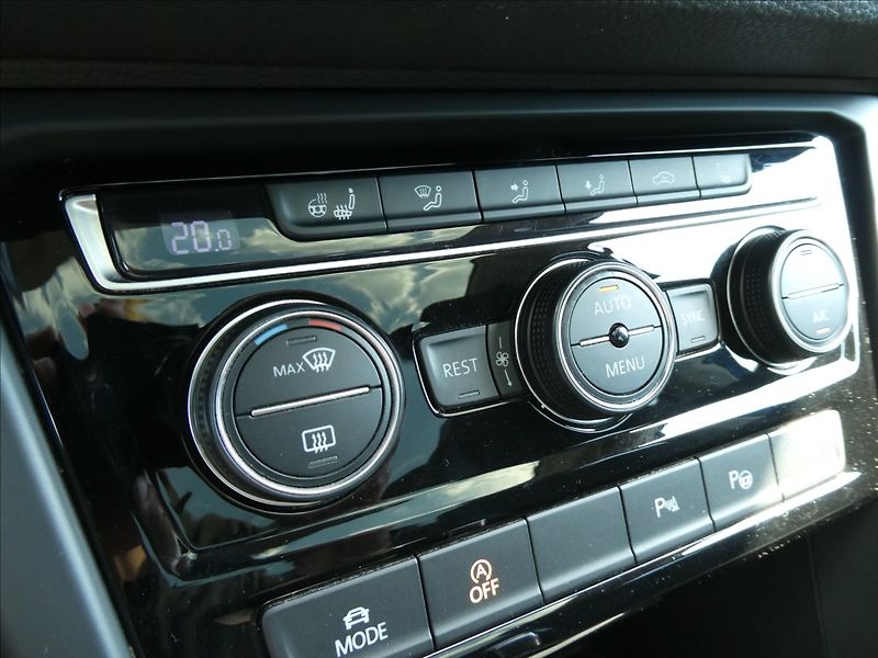 Volkswagen Touran 1,4 TSi 110kW DSG,LED,serviska - fotka 38 z 49