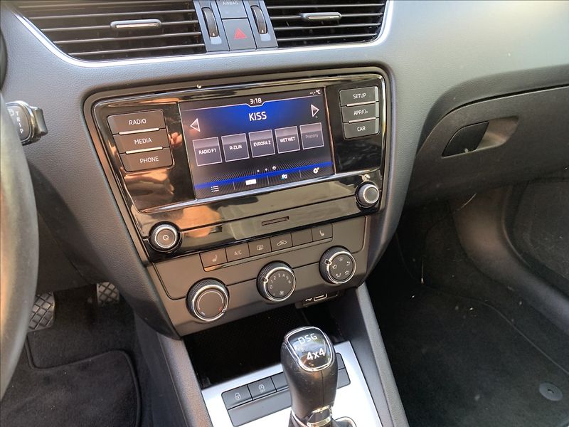 Škoda Octavia 2,0 TDI DSG 4X4,1.MAJ,ČR - fotka 12 z 18