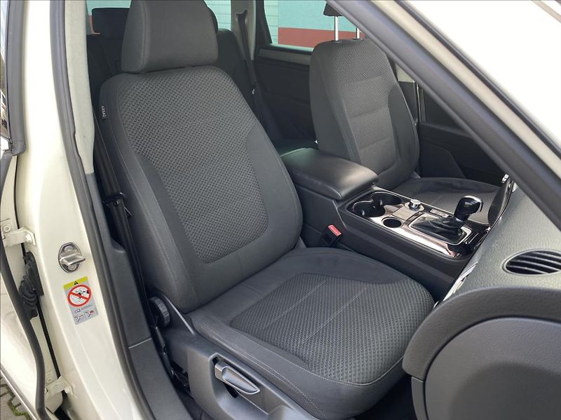 Volkswagen Touareg 3,0 TDI V6 4motion / záruka - fotka 19 z 47