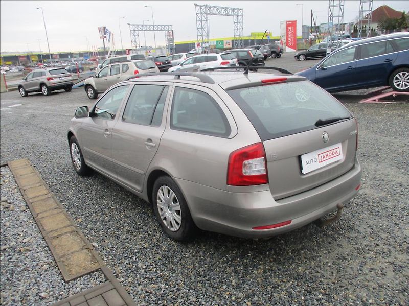 Škoda Octavia 1,6 TDI, klima, tažné zař. - fotka 6 z 25