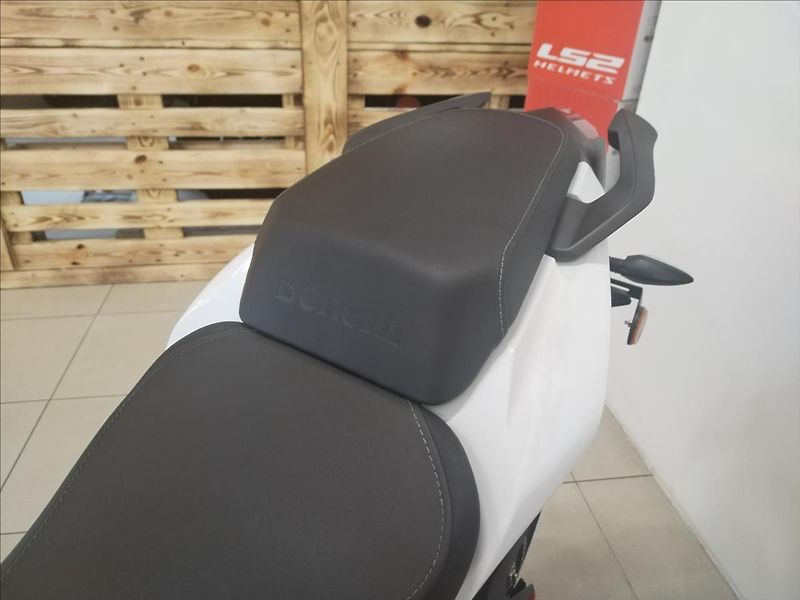 Benelli BN 125 - White   0,1 - fotka 12 z 14