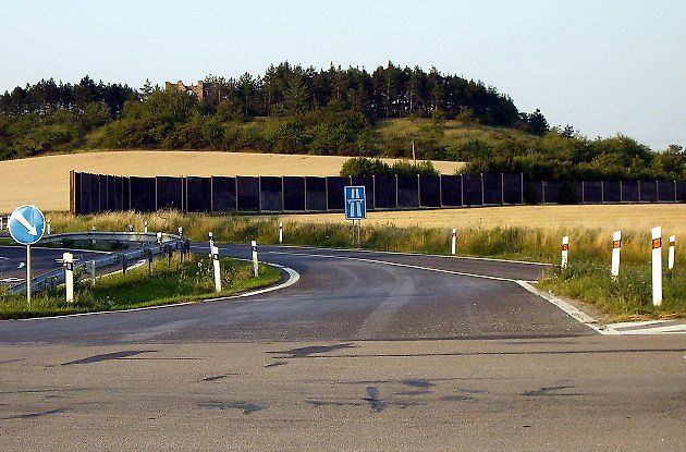 Nejčastěji užívanými směrovými sloupky - patníky, jsou ty bílé., zdroj: Wikimedia Commons, Petr Vilgus, CC BY-SA 2.5