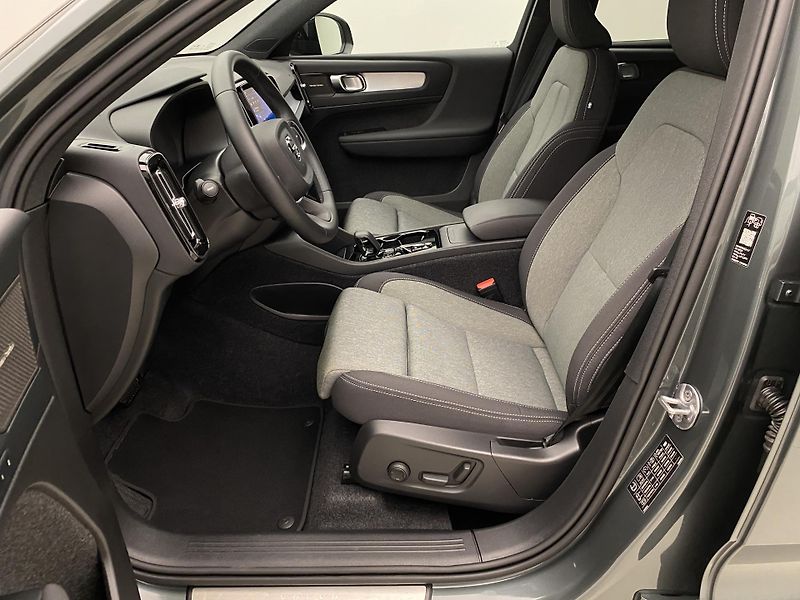 Volvo XC40 B3 DARK PLUS AUT CZ - fotka 3 z 56