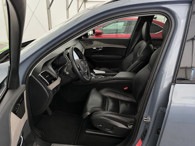 Volvo XC90 (2022) B5 ,Diesel Plus Dark Auto - fotka 7 z 8