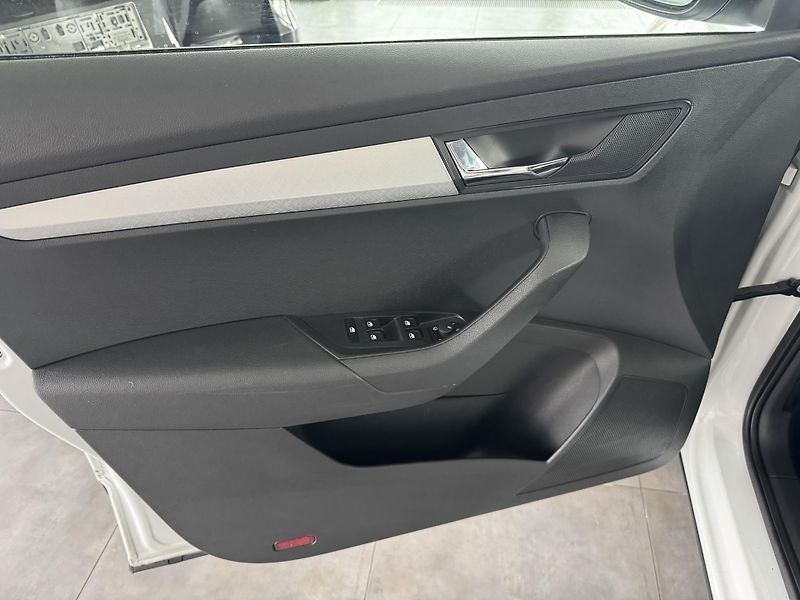 Škoda Karoq (2024) 2,0TDi DSG 4x4 LED TAŽNÉ NAVI - fotka 14 z 37