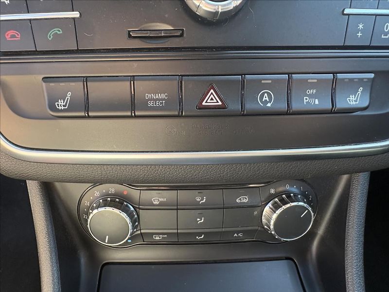 Mercedes-Benz GLA 1,6 200i 115kW Xen,Kamera,Navi - fotka 13 z 41